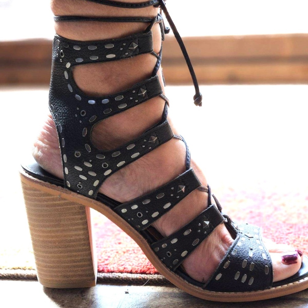 •|•DOLCE VITA•| Black Leather Studded Gladiator Sandals Size 9 w/ 4" Heel - Picture 2 of 16